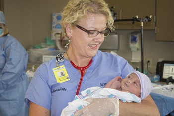 Una enfermera neonatal y un paciente recién nacido.