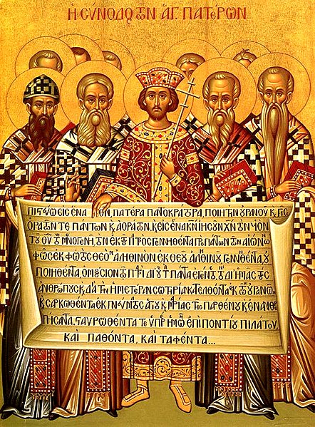 Un icono de iglesia amarillo con diez santos de pie, sosteniendo un documento escrito en griego.