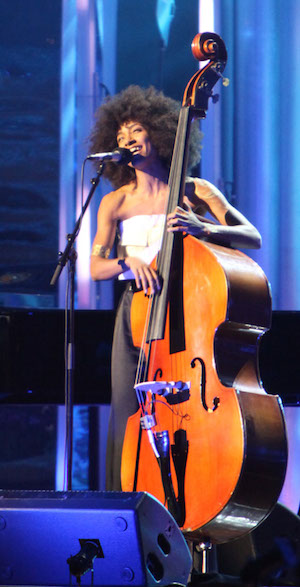 Esperanza Spalding actuando. Foto de Harry Wad.