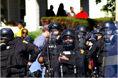 Una imagen de la policía con equipo antidisturbios durante el motín del norte de Toledo el 15 de octubre de 2005