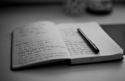 cuaderno con bolígrafo