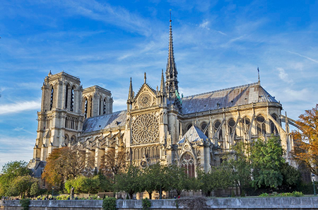Imagen de una gran catedral con enormes agujas y diseños geométricamente proporcionados.