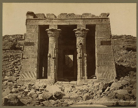 Fotografía histórica de la entrada del templo en un afloramiento pedregoso que representa dos columnas de piedra y paredes de piedra tallada