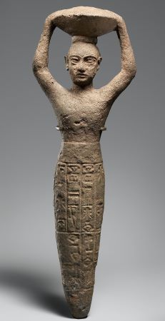 Imagen de una figura de arcilla de una diosa sosteniendo una canasta sobre su cabeza.