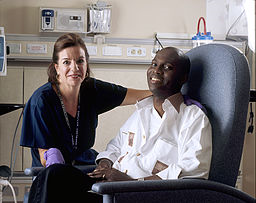 Paciente con cáncer con su enfermera
