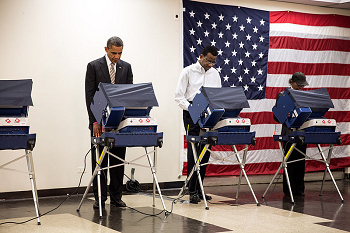El presidente Obama en la cabina de votación