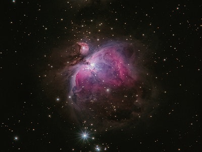 Nebulosa en el espacio con un cúmulo abierto en su interior.