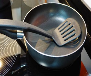 Un ejemplo de polímeros en la vida cotidiana, una sartén antiadherente recubierta de teflón, que se utiliza en utensilios de cocina y utensilios de cocina.