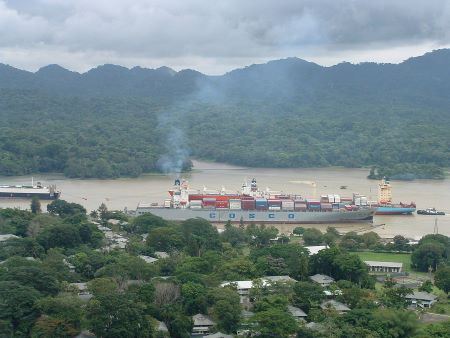 Una porción del Canal de Panamá con varios barcos que lo atraviesan.