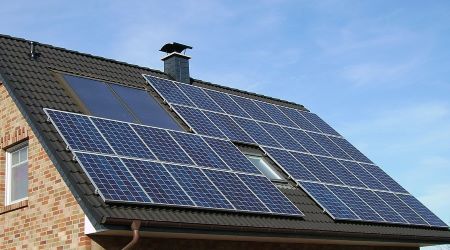 Fotografía en color de una azotea con paneles solares instalados.