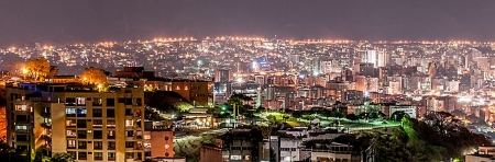 Una vista panorámica de Caracas por la noche.