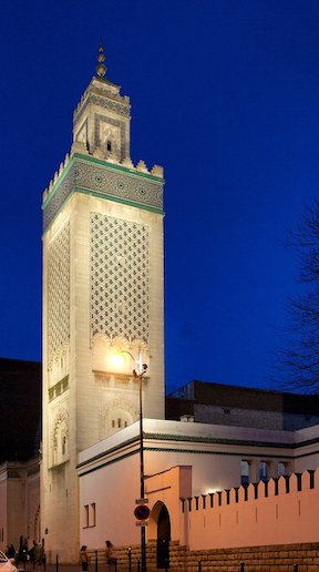 Una mezquita alta con minaretes en París, Francia por la noche