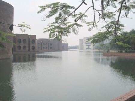 Fotografía del edificio de la Asamblea Nacional en Bangladesh.