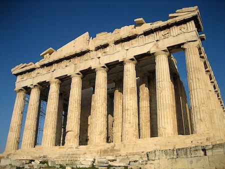 La fotografía muestra la fachada del Partenón con ocho altas columnas blancas.
