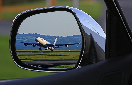 Hay diferentes tipos de reflexión. Este es el reflejo de un avión en un espejo lateral.