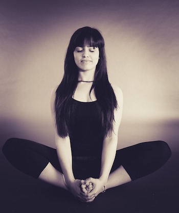mujer meditando