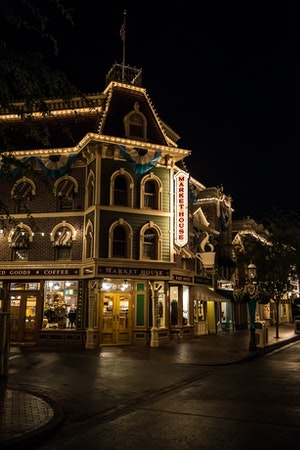 Imagen de un edificio en Main Street USA, que utiliza perspectiva forzada.