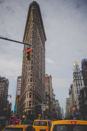 Imagen del edificio Flatiron con efectos fotográficos de perspectiva forzada.