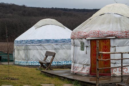 Una fotografía de dos yurtas mongoles, viviendas circulares tradicionales.