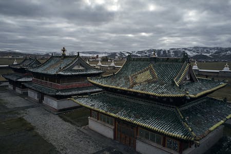 Una fotografía del monasterio Erdene Zuu que muestra edificios con influencia tibetana y china.