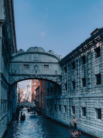 Una fotografía del Puente de los Suspiros y el canal que cruza