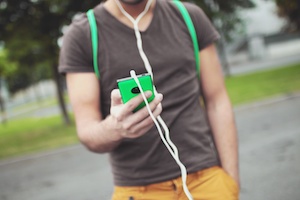 caminando con telefono