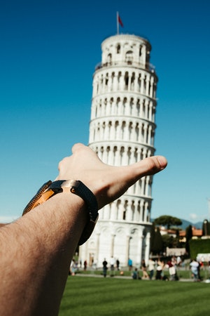 Foto en perspectiva forzada de una mano sosteniendo la Torre de Pisa.