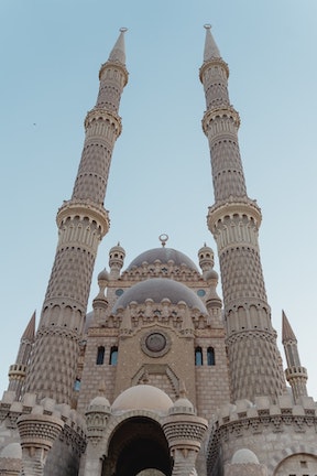 Entrada de mezquita tradicional con minarete y cúpulas