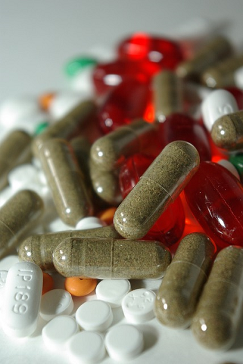 Un montón de medicamentos farmacéuticos.