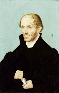 Retrato de un hombre pelirrojo vestido todo de negro y sosteniendo un pergamino.