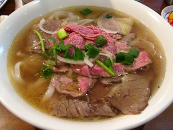 Pho de carne y albóndigas