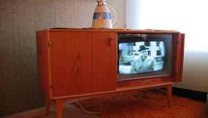 Fotografía de un televisor de los años 50 que contiene tubos de neón