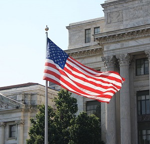 Una bandera americana ondeando