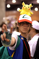 Foto de un fan de Pok & eacute; mon vestido como Ash Ketchum en Comic-Con 2011 en Phoenix