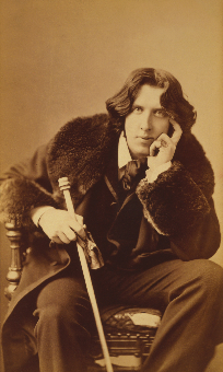 Foto del autor irlandés Oscar Wilde con su abrigo favorito