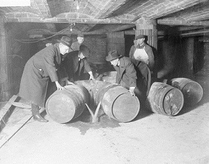Agentes de prohibición que destruyen barriles de alcohol