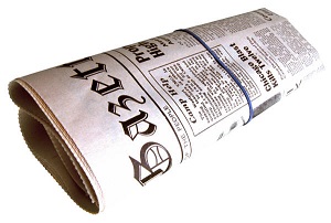 Un periódico enrollado