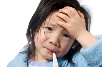 Un niño enfermo con fiebre