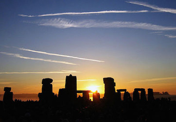 Nascer do sol do solstício de verão sobre Stonehenge, junho de 2005
