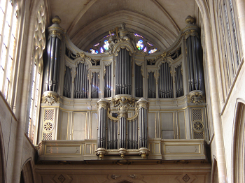 Un órgano de tubos en una catedral en Francia
