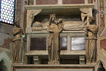 La tumba de mármol color canela de Scrovegni se encuentra detrás de tres estatuas de mármol color canela.