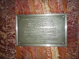 Una placa en honor a Walter Chrysler colocada sobre mármol rojo marroquí en el vestíbulo del Chrysler Buidling.