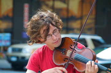 tocando un violín