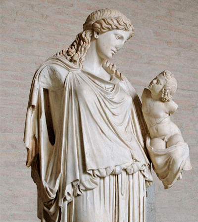 Una escultura de Eirene sosteniendo a Plutus
