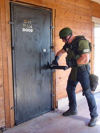 Policía violando una puerta cerrada