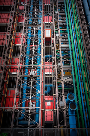 Imagen exterior del Centro Pompidou con ascensores rojos y tuberías azules y verdes.
