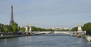 El puente Alexandre III, el Sena y la Torre Eiffel