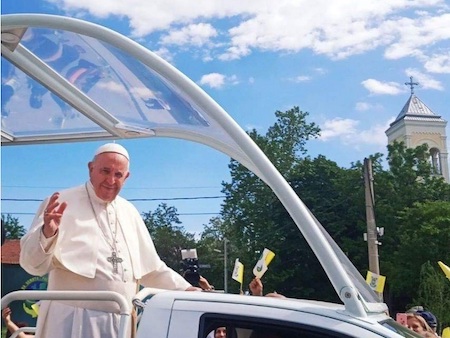 Fotografía en color del Papa Francisco saludando a la cámara