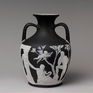 La réplica de Wedgwood de The Portland Vase, que representa un querubín flotando sobre los dioses y una serpiente.