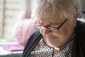 mujer con gafas